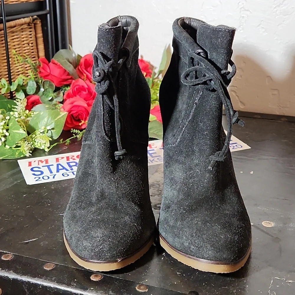 TILA MARCH PARIS Size 39 Black Suede Wedge Heel